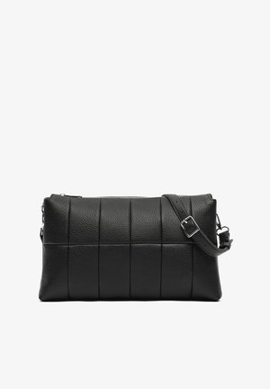 Bolso de hombro negro de cuero con un acabado texturizado, forma rectangular y detalle de costuras. Cuenta con una correa ajustable y cierre de cremallera.