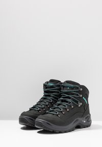 Zwarte wandelschoenen met teal veters, duurzaam materiaal, gevoerd kraagje en een gestructureerde zool. Bevat metalen oogjes en het merkembleem.