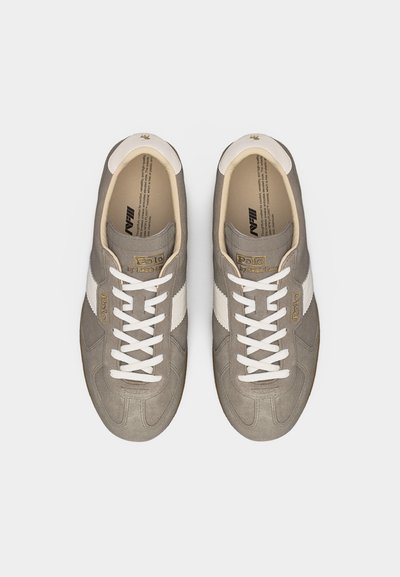 Paar graue Wildledersneaker mit weißen Schnürsenkeln, weißen Seitenstreifen und goldener "Polo by Ralph Lauren"-Markierung auf Zunge und Seite.