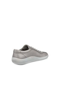 Sneaker in pelle grigia con punta rotonda, superficie testurizzata, suola in gomma bianca e lacci grigi piatti. Presenta un design minimalista con dettagli delle cuciture.