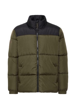 Chaqueta de plumas verde oliva con yugo negro, cierre de cremallera, cuello alto y bolsillos laterales. Presenta secciones acolchadas y puños elásticos.