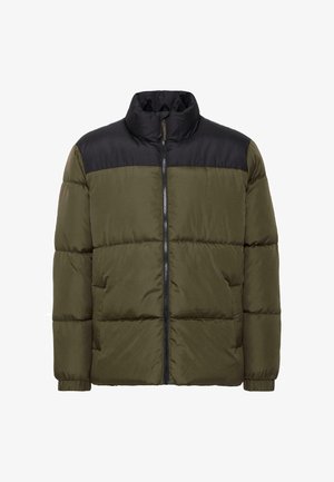 Chaqueta de plumas verde oliva con yugo negro, cierre de cremallera, cuello alto y bolsillos laterales. Presenta secciones acolchadas y puños elásticos.