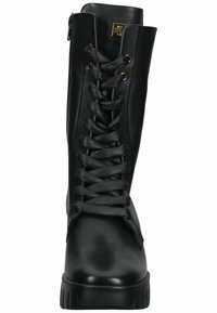 Černá kožená šněrovací boot s vysokým svrškem, boční zip, textura podešve a zlaté akcenty na tkaničkách a logu.