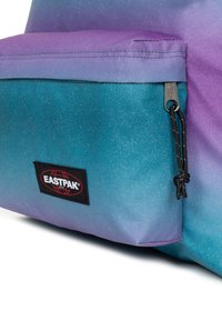 Zaino multicolore con una gradazione dal viola al turchese, dotato di una tasca frontale con zip, realizzato in tessuto resistente e con una patch del logo Eastpak.