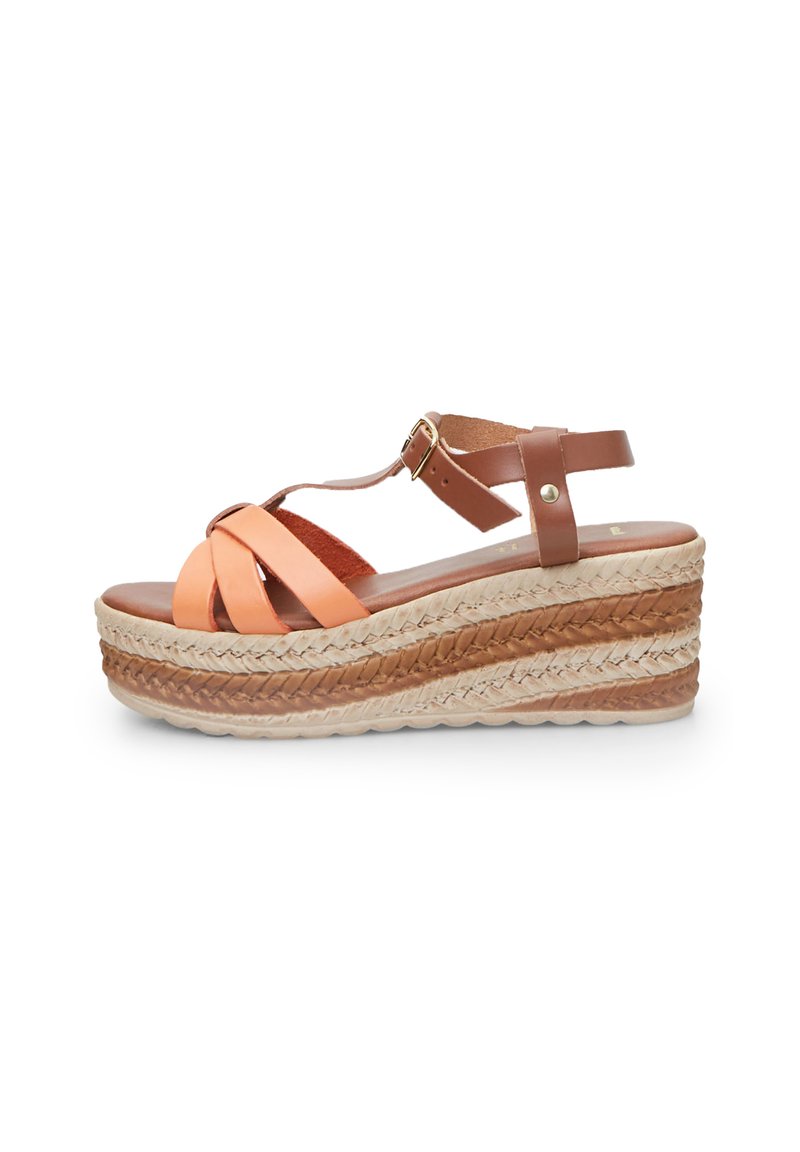 Espadrilkové sandály na klínu s oranžovými a hnědými koženými pásky, tkanou jutu-styl mezipodešví a nastavitelným páskem kolem kotníku; strukturovaná podešev.