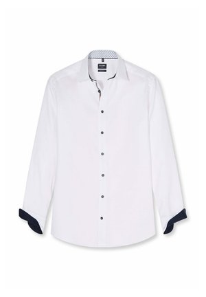 Hemd für Herren mit langen Ärmeln in Weiß, mit schwarzen Knöpfen, gemustertem Innenkragen und schwarzen Innenmanschetten, flach auf einem weißen Hintergrund präsentiert.