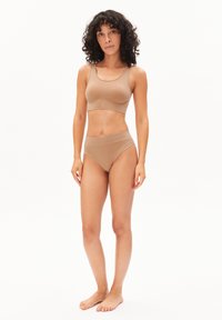 BH- und Slip-Set in Hellbraun, aus glattem Stoff gefertigt. Der BH hat einen Rundhalsausschnitt, während die Slips ein hochtailliertes Design aufweisen.