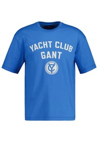 Modré bavlněné tričko s bílým potiskem "YACHT CLUB" a "GANT", krátké rukávy a kulatý výstřih.