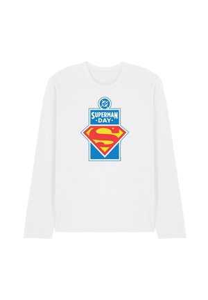 Weißes Langarmshirt mit einem blau-roten-gelben Superman Day-Logo, das das Superman "S" Schild und das DC-Emblem auf der Brust zeigt.
