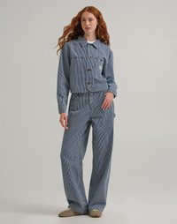 Gestreepte blauwe denimjacket met borstzakken en knoopsluiting, gecombineerd met bijpassende wijde broek, met een relaxte pasvorm en zachte textuur.