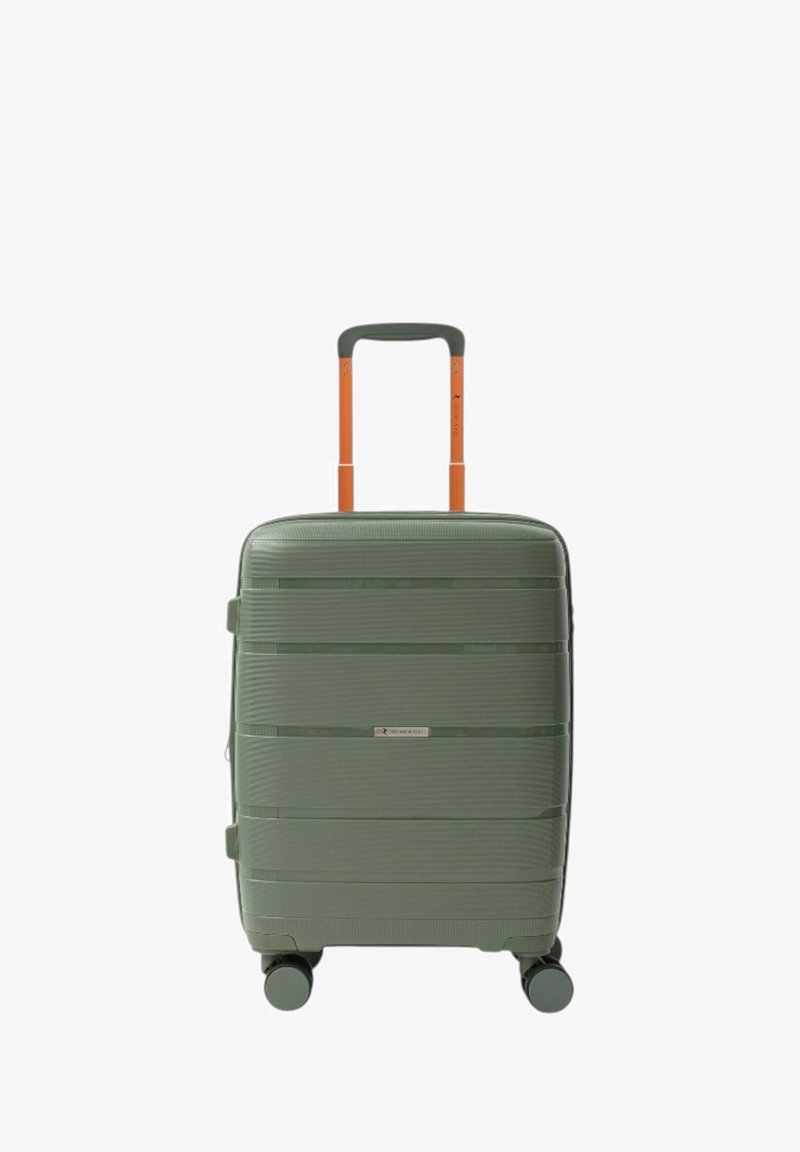 Valigia rigida verde con texture a righe verticali, maniglia arancione e quattro ruote per la mobilità. Design compatto e verticale.