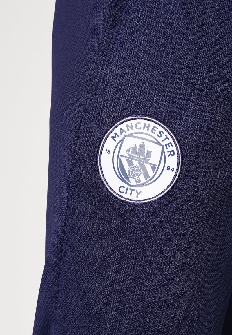 Herren Trainingsanzüge | Puma MANCHESTER CITY FC ICONIC TRACK PANTS Jogginghose peacoat/light blue/dunkelblau - OH11315 Herren Trainingsanzüge | Puma MANCHESTER CITY FC ICONIC TRACK PANTS Jogginghose peacoat/light blue/dunkelblau - OH11315