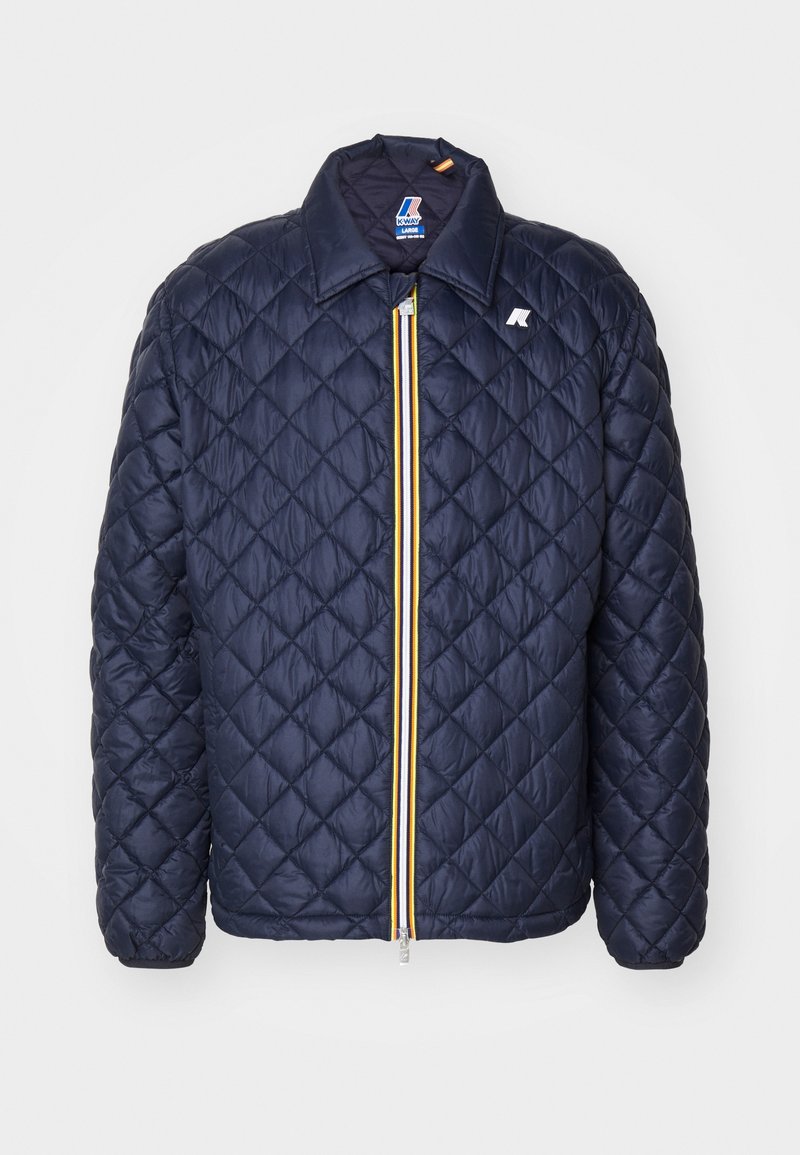 Giacca trapuntata blu navy con colletto, zip frontale con una striscia gialla e bianca, e un logo sul lato sinistro.