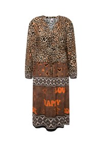 Robe à imprimé léopard beige et noir avec une jupe marron ornée de texte orange et de motifs d'étoiles ; taille cintrée avec un détail à nouer.