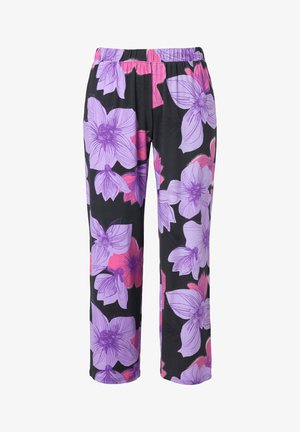 Spodnie w kwiatowy wzór z elastycznym pasem, ozdobione dużymi fioletowymi i różowymi kwiatami na czarnym tle, wykonane z miękkiego materiału.