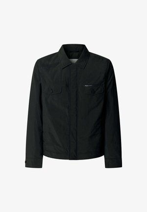 Melna garām piedurknēm jaka ar pogām aiztaisāmām krūšu kabatām, apkakli un priekšējo slēpto pogu aizdari, attēlota uz baltas fona.