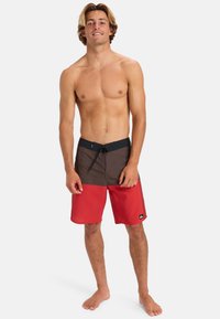 Shorts de bain pour hommes avec une ceinture noire ; blocs de couleur marron et rouge ; texture côtelée ; fermeture à nouer ; poche latérale unique avec détail de logo.