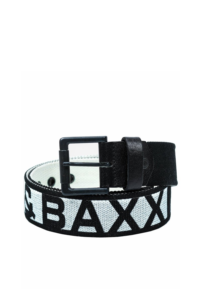 Ceinture en tissu noir avec un logo blanc et noir brillant, comportant une boucle en métal rectangulaire et une texture lisse.