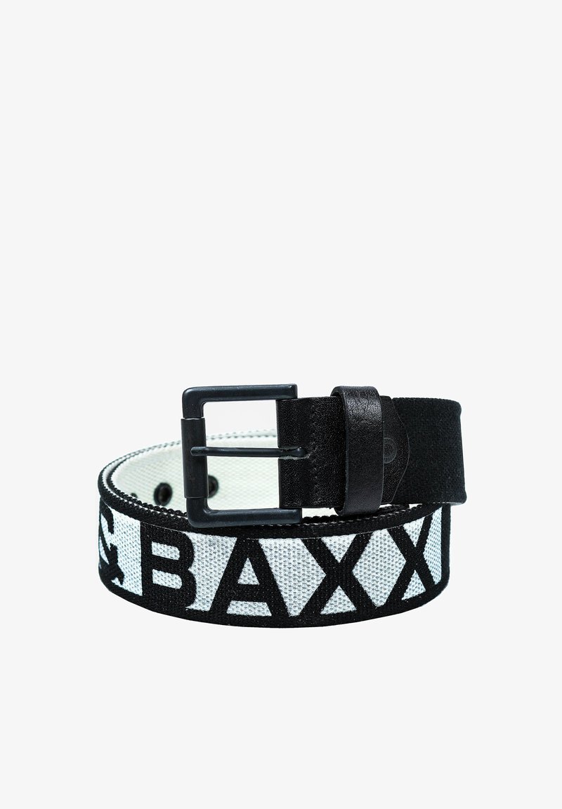 Zwarte stoffen riem met een glanzend wit en zwart logo, voorzien van een rechthoekige metalen gesp en een zachte textuur.