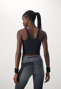 Nike Performance ALATE - Vidutiniškai krūtinę prilaikanti sportinė liemenėlė - black/cool grey