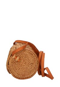 Borsa rotonda intrecciata in paglia con tracolla in pelle marrone chiaro. Presenta una superficie testurizzata e una base circolare, accentuata da dettagli cuciti.