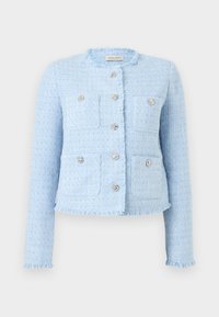 Ελαφρύ γαλάζιο σακ άκι από τουίντ με μακρυά μανίκια, φθαρμένες άκρες, τέσσερις μπροστινές τσέπες και ασημένια διακοσμητικά κουμπιά μπροστά και στις τσέπες.