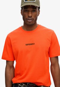 Superdry & Co MICRO LOGO GRAPHIC LOOSE - Camiseta estampada - bold orange