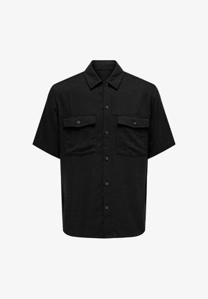 Juodas trumpomis rankovėmis marškinys su mygtukų apykakle, dviem priekinėmis kišenėmis, tiesia apatine dalimi ir tekstūruotu audiniu. Yra juodi mygtukai.