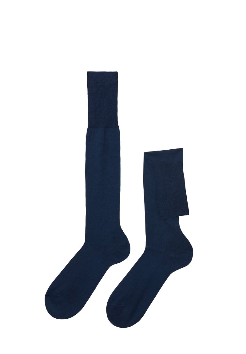 Navyblaue knielange Socken aus einem glatten Material, mit einem gerippten Bündchen und einem nahtlosen Design sowie verstärkten Zehen.