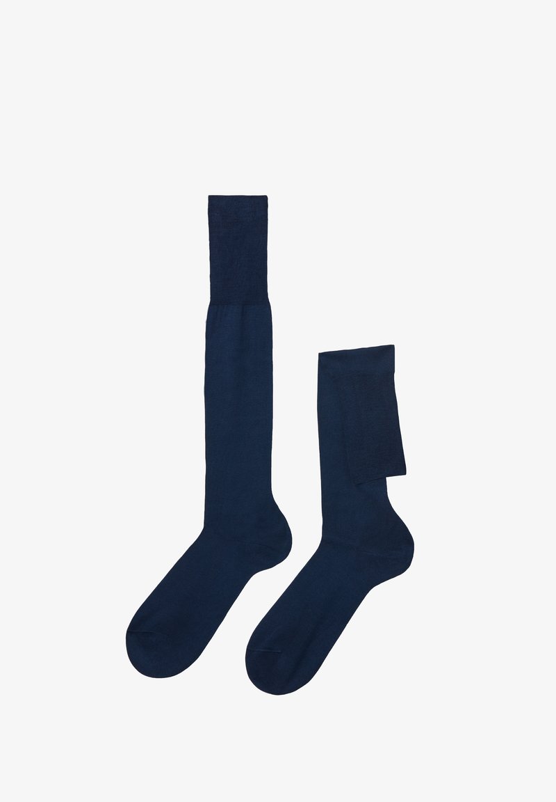 Calze blu navy a ginocchio, in una texture liscia, con un bordo a coste e un design senza cuciture, dotate di punte rinforzate.