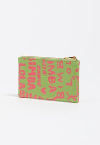 Zielony portfel teksturowany z różowym napisem, z zamknięciem na zamek błyskawiczny i wyraźnym logo. Prostokątny kształt o gładkim wykończeniu.