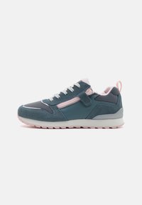 Sko med en blanding av teal fløyel og syntetisk materiale, rosa detaljer, hvite snørebånd og en teksturert gummisåle med riller.