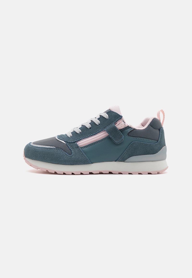 Sko med en blanding av teal fløyel og syntetisk materiale, rosa detaljer, hvite snørebånd og en teksturert gummisåle med riller.
