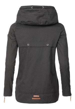 Chaqueta negra con lunares blancos, con un cuello alto, bolsillos con cremallera y una etiqueta de cuero en el dobladillo. Tela resistente al agua.