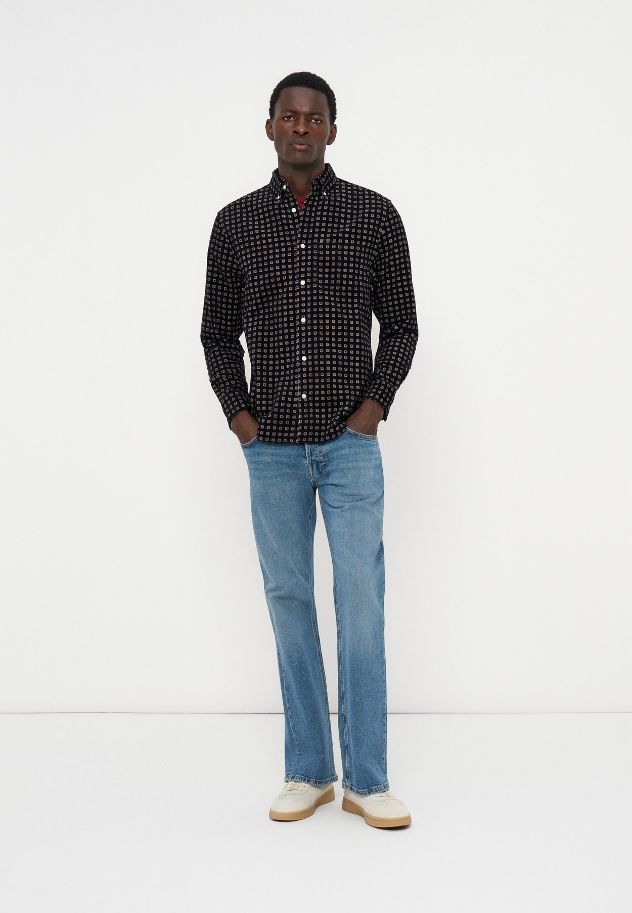 REGULAR FIT