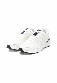 Zapatillas deportivas blancas con parte superior de malla transpirable, detalles en azul marino, cordones planos y suela de goma negra. Diseño texturizado para mayor comodidad.