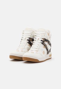 Wysokie sneakersy z białym skórzanym wykończeniem, czarnym paskiem akcentującym i złotym logo. Posiadają gumową podeszwę i wzorzysty design.