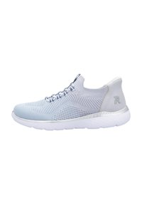Scarpa da ginnastica azzurro chiaro con tomaia in maglia testurizzata, suola flessibile e un accento argentato sul tallone. I lacci sono integrati nel design.