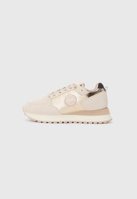 Sneakers gemaakt van beige suède met een metallic gouden accent. Beschikt over een gewatteerde tussenzool, ronde neus en een gestructureerde rubberen buitenzool.