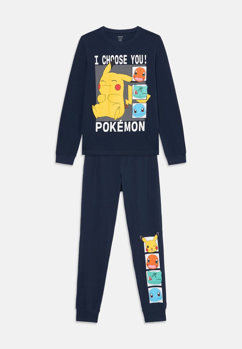 Tamsiai mėlyni pižamos, puošti Pikachu ir Pokémon personažų grafika. Ilgomis rankovėmis marškiniai su tekstu; kelnių šonai turi grafinius akcentus.