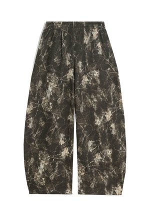 Loose-fitting pants in dark green fabric with a leaf pattern in beige and gray. Features an elastic waistband and wide legs.