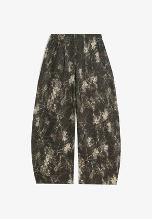 Løse bukser i mørkegrøn stof med et bladmotiv i beige og grå. Har en elastisk talje og vide ben.