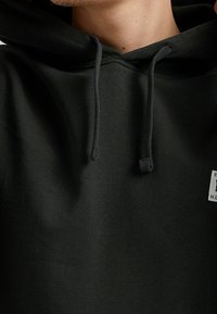Lee Mikina s kapucí - mottled black