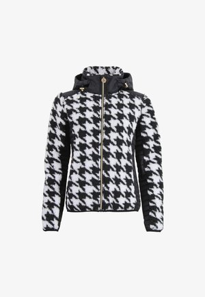 Giacca in pile con motivo a scacchi bianco e nero, con zip frontale, cappuccio e lati in tessuto trapuntato nero. Presenta dettagli in metallo dorato.