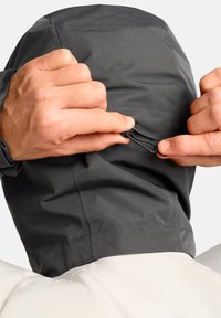 Grau wasserfester Jacke mit Kapuze, ausgestattet mit verstellbarem Zugband, strukturiertem Stoff und kontrastierendem weißen Futter im unteren Bereich.