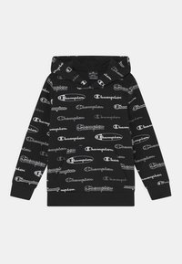 Felpa nera con un motivo ripetuto di logo bianco "Champion". Presenta una tasca a marsupio, maniche lunghe e un cappuccio con cordino.