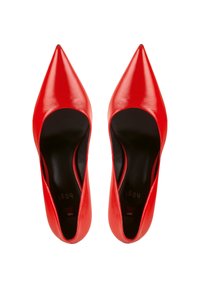 Escarpins en cuir verni rouge avec un design à bout pointu. Présente une silhouette élégante et une finition lisse et brillante. Semelles intérieures noires visibles.