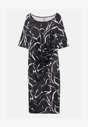 Czarna i biała sukienka w wzory z krótkimi rękawami, drapowanym detalem z boku oraz długością do kolan, uszyta z gładkiego materiału.