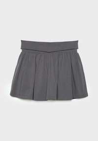 Temno siva nabrana krilo z širokim zloženim pasom, rahlo se razširja s puhastimi gubami iz mehke tkanine, prikazano na belem ozadju.