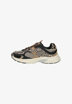 Sneakers met een bovenwerk van gaas en textiel, voorzien van een luipaardprintpatroon, zwarte accenten en een chunky witte zool met grijze details.